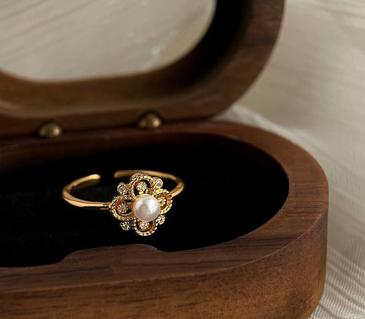 Vintage Rose Lucky Clover Pearl Ring